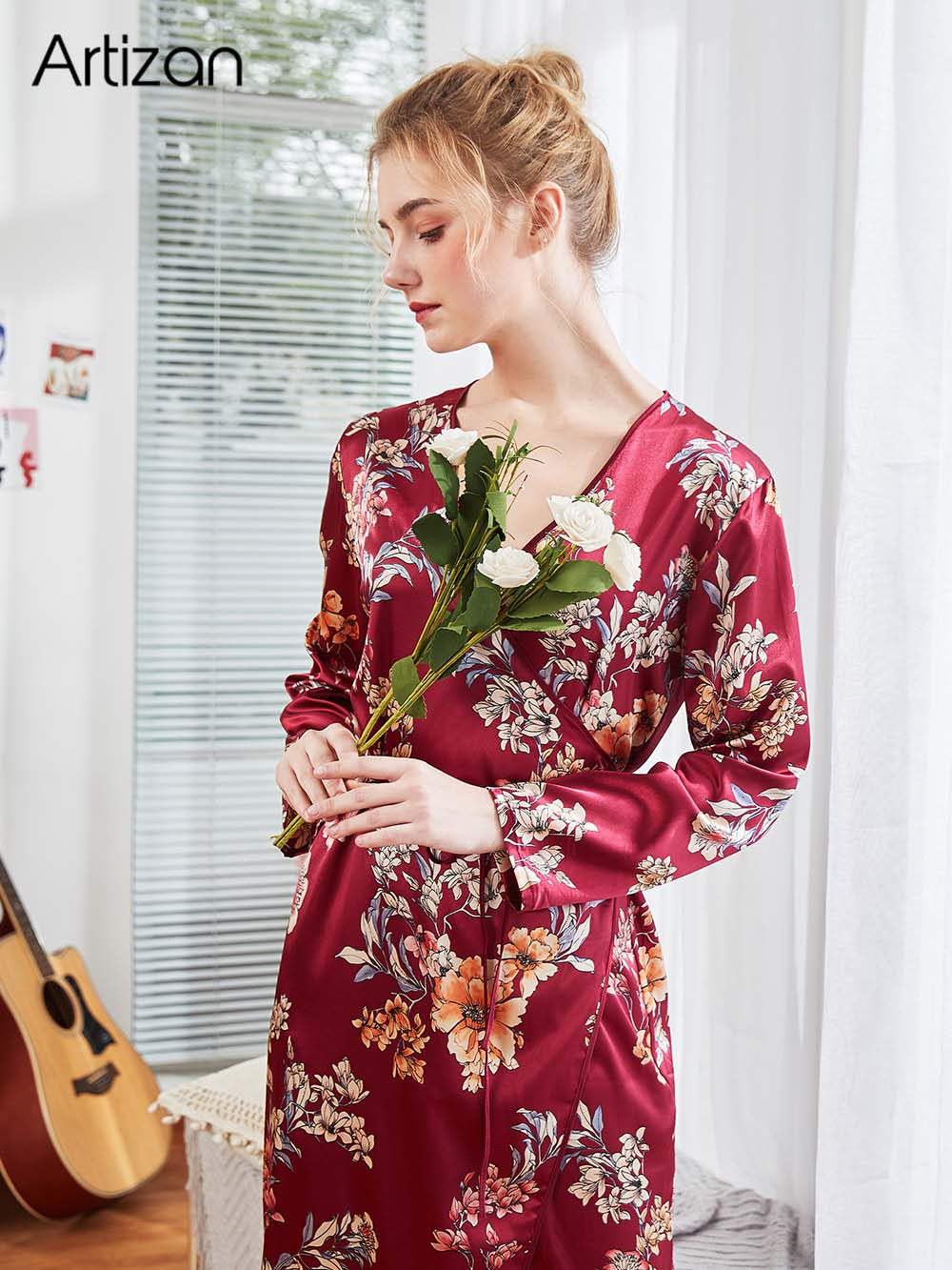 Kimono de nuit satin femme fleuri rouge | Nura reta hana